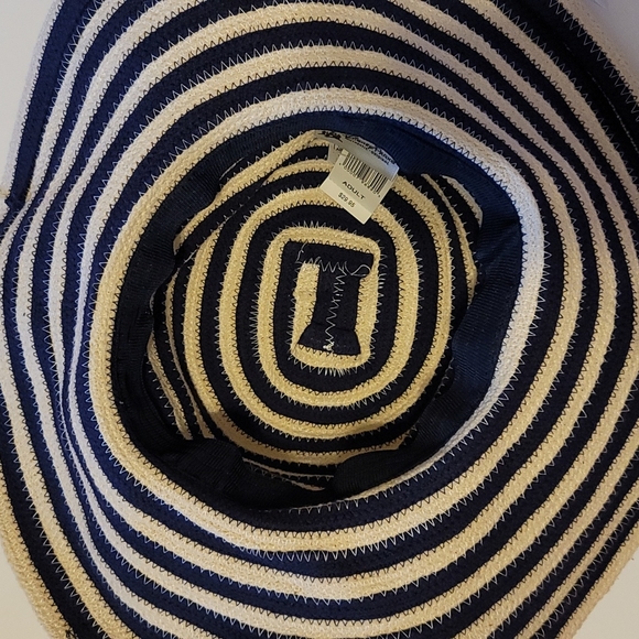 Disney navy blue and cream hat - Picture 5 of 5